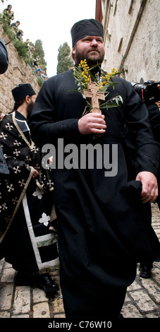 Christliche Pilger in der Altstadt von Jerusalem am Karfreitag Tag. Stockfoto