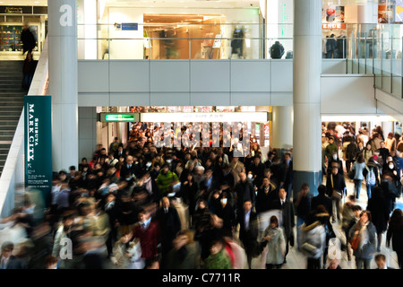 Asien, Japan, Tokyo, Stadtteil Shibuya, Pendler, die Bewegung durch Shibuya Station während der Rush hour Stockfoto