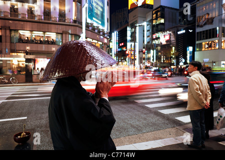 Asien, Japan, Honshu, Tokio, Ginza, Shinto Mönch in traditioneller Tracht, die Almosen (Spenden) Stockfoto