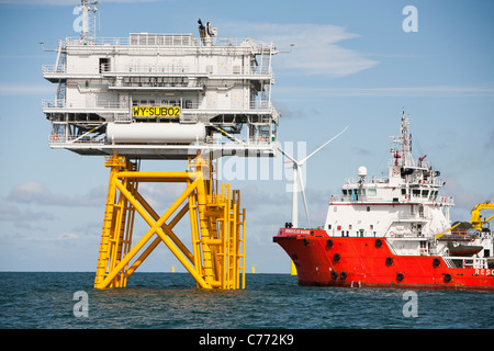 Eine Kabelverlegung Schiff in der Nähe eines Sub-Stationen an der Walney offshore Wind Farm, Cumbria, UK. Stockfoto