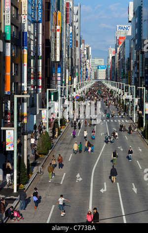 Asien, Japan, Honshu, Tokio, Ginza, modischen Einkaufs- und Unterhaltungsviertel Chuo Dori Strasse - erhöhten Blick betrachtet Stockfoto