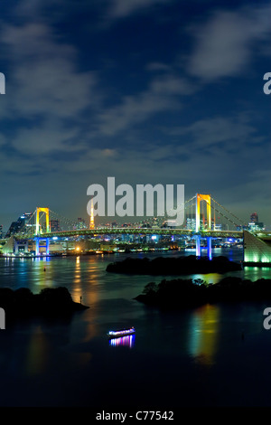 Asien, Japan, Honshu, Tokyo, Tokyo Bay, Odaiba, Skyline der Stadt einschließlich der Rainbow Bridge und Tokyo Tower Stockfoto
