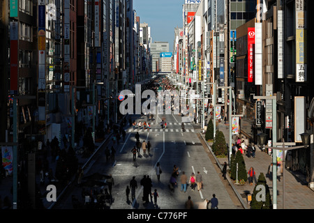 Asien, Japan, Honshu, Tokio, Ginza, modischen Einkaufs- und Unterhaltungsviertel Chuo Dori Strasse - erhöhten Blick betrachtet Stockfoto