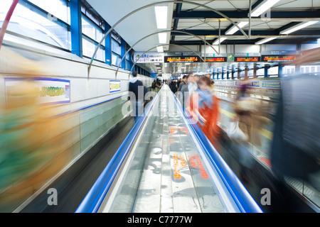 Asien, Japan, Tokyo, Stadtteil Shibuya, Pendler, die Bewegung durch Shibuya Station während der Rush hour Stockfoto