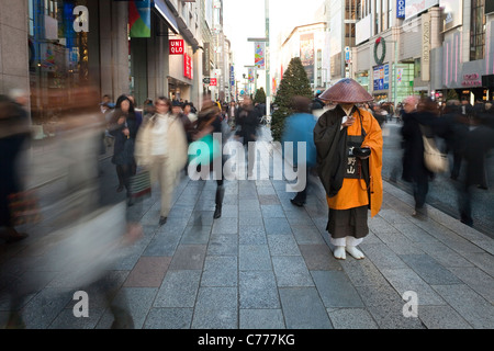 Asien, Japan, Honshu, Tokio, Ginza, Shinto Mönch in traditioneller Tracht, die Almosen (Spenden) Stockfoto