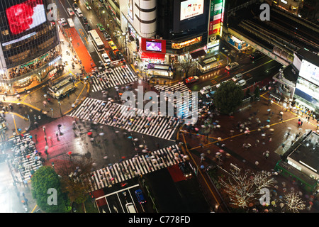 Asien, Japan, Tokio, Shibuya, Kreuzung Shibuya - Massen von Menschen, die berühmten Zebrastreifen überqueren Stockfoto