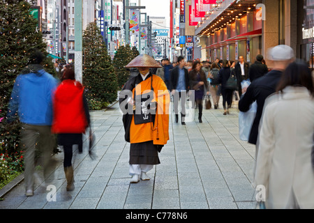 Asien, Japan, Honshu, Tokio, Ginza, Shinto Mönch in traditioneller Tracht, die Almosen (Spenden) Stockfoto