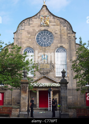 Zara Phillips und Mike Tindall standesamtliche Canongate Kirk in Edinburgh am 30. Juli 2011. Stockfoto