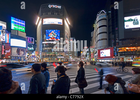 Asien, Japan, Tokio, Shibuya, Kreuzung Shibuya - Massen von Menschen, die berühmte Kreuzung überqueren Stockfoto