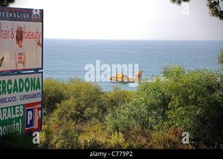 Feuer Bomber sammeln von Wasser aus dem Meer, Calahonda, Costa Del Sol, Provinz Malaga, Andalusien, Südspanien, Westeuropa. Stockfoto