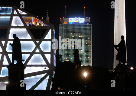 Humboldt-Box mit Statuen von Schinkel und Beuth Thaer am Schinkelplatz, Schlossplatz, Fernsehturm, Alexanderplatz, Berlin Stockfoto