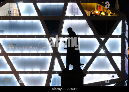 Humboldt-Box mit Statuen von Schinkel und Beuth Thaer am Schinkelplatz, Schlossplatz, Fernsehturm, Alexanderplatz, Berlin Stockfoto