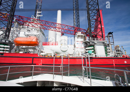 Ein Aufbocken Lastkahn Bau des Offshore-Windparks Walney aus Cumbria, UK. Stockfoto