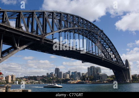 Eine Fähre geht unter der Sydney Harbour Bridge, von Dawes Point Park, mit North Sydney im Hintergrund gesehen. Stockfoto