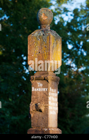 Wroxton Reiseführer buchen / vom Weg Marker. Historischer Wegweiser in Banbury Bereich. Oxfordshire. England Stockfoto