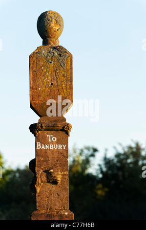 Wroxton Reiseführer buchen / vom Weg Marker. Historischer Wegweiser in Banbury Bereich. Oxfordshire. England Stockfoto