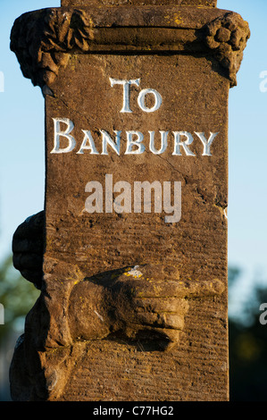 Wroxton Reiseführer buchen / vom Weg Marker. Historischer Wegweiser in Banbury Bereich. Oxfordshire. England Stockfoto