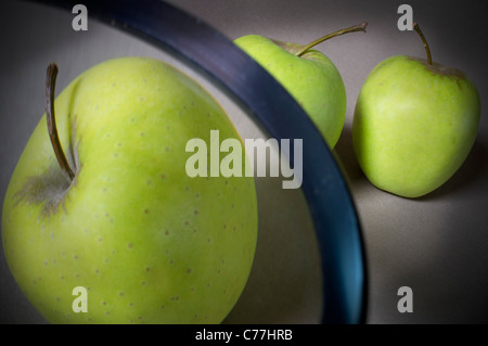 Einer der drei Äpfel unter der Lupe Stockfoto