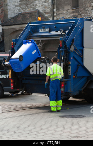 Sauberer Arbeitnehmer während der Arbeit an der Straße mit Müll-Sammlung-LKW. Krakau, Polen. Stockfoto