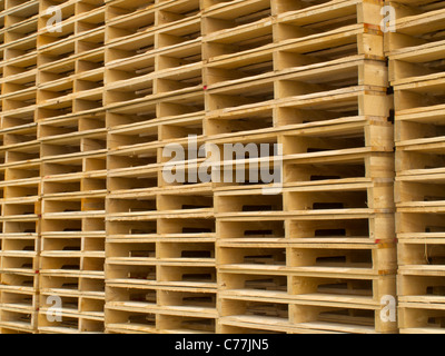 Reihen von Holzpaletten Stockfoto