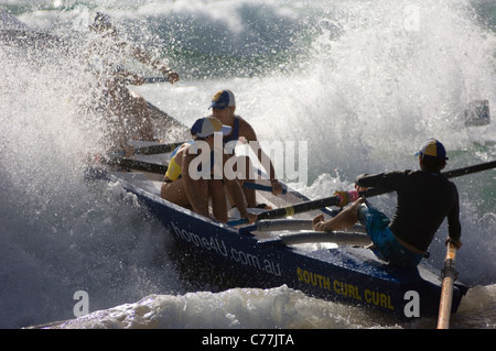 Es Rettung der Besatzung ein Surf Boot Kampf um Kontrolle während ein Surf-Karneval in großen Wellen bald nach dem Start eines Rennens zu halten. Stockfoto