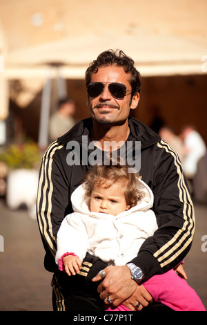 stolzer Vater und Baby, Rom, Italien Stockfoto