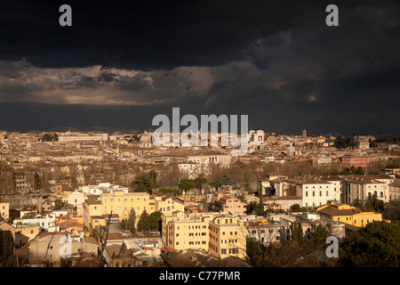 dunkle Wolken über Rom, Italien, Mitteleuropa Stockfoto