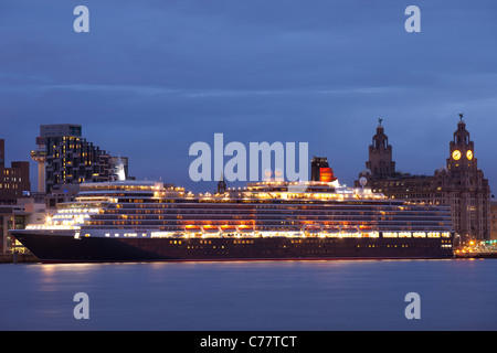 Die Queen Elizabeth Kreuzfahrtschiff vor Anker an der Liverpool terminal, mit dem Leber-Gebäude sichtbar hinter ihr. Stockfoto