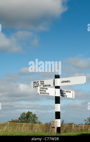 Gerichtete Wegweiser in der Landschaft Oxfordshire. England Stockfoto