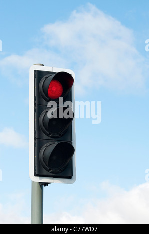 Rote Ampel gegen blauen Himmel in England Stockfoto