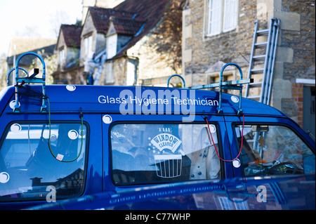 Blue van Zugehörigkeit zu "Glas-Hygiene-Techniker" oder Fenster Reiniger bei der Arbeit im Dorf Stockfoto