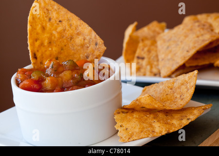 Pfirsich Mango Salsa Chipotle Chips Stockfoto