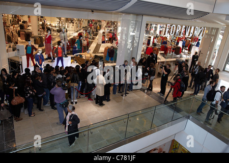 Shopper-Warteschlange, Forever 21 geben speichern im Einkaufszentrum Westfield Stratford City am Tag der Eröffnung Stockfoto