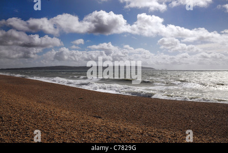 Ein Kiesstrand an der englischen Küste als die Sturmwolken sammeln in den Himmel. Stockfoto