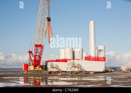Wind Turbine auf den Docks in Mostyn, bestimmt für den Offshore-Windpark Walney Teile. Stockfoto