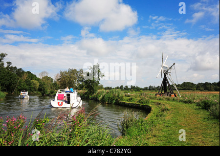 Kreuzer auf den Norfolk Broads vorbei Clayrack Drainage-Mühle bei wie Hill, Ludham, Norfolk, England, Vereinigtes Königreich. Stockfoto