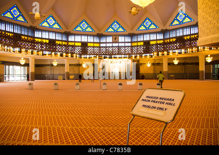 Betsaal der Nationalmoschee von Malaysia in Kuala Lumpur, mit einem Schild "nur Muslim". Stockfoto