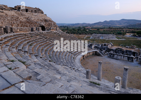 Ruinen von Milet, griechisch-römischen Amphitheater bei Dämmerung, Aydin Provinz West Südwest Türkei, Europa, Mittlerer Osten, Asien Stockfoto