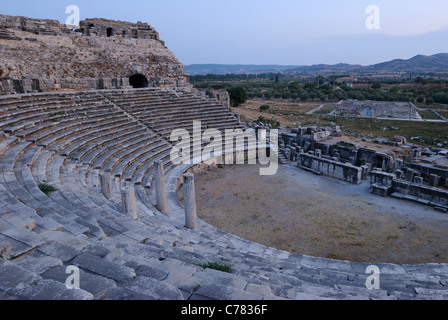 Ruinen von Milet, griechisch-römischen Amphitheater bei Dämmerung, Aydin Provinz West Südwest Türkei, Europa, Mittlerer Osten, Asien Stockfoto