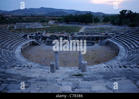 Ruinen von Milet, griechisch-römischen Amphitheater bei Dämmerung, Aydin Provinz West Südwest Türkei, Europa, Mittlerer Osten, Asien Stockfoto