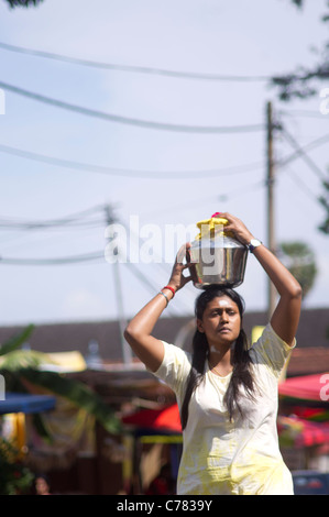 Thaipusam Festival, trägt ein Frau Anhänger einen Topf von Kuhmilch als Opfergabe. Penang, Malaysia 2010. Stockfoto