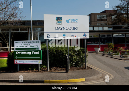 Dayncourt Schule in Radcliffe-on-Trent in Nottingham verlaufenden hinunter und brauchen mehr Geld. Stockfoto