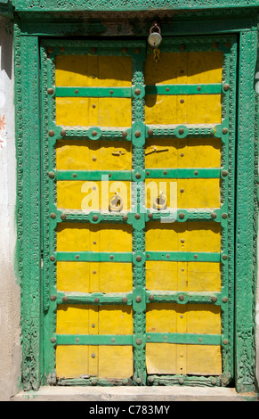 Alten grünen und gelben Holztür Mandawa Shekhawati Rajasthan Nordindien Stockfoto