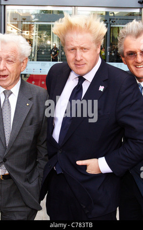 Londoner Bürgermeister Boris Johnson stellt mit dem Managementteam von Westfield außerhalb einer windigen Einkaufszentrum Westfield Stratford City Stockfoto