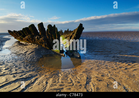 Das Wrack des neunzehnten Jahrhunderts norwegischen Bark SS Nornen bei Berrow Wohnungen in Somerset, England. Stockfoto