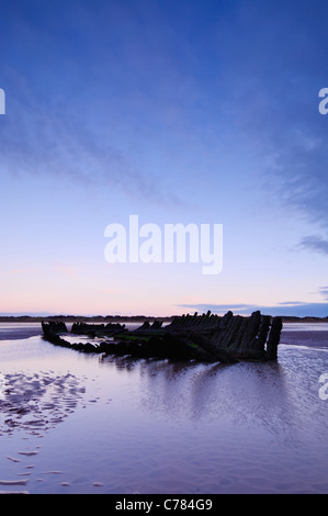 Das Wrack des neunzehnten Jahrhunderts norwegischen Bark SS Nornen bei Berrow Wohnungen in Somerset, England. Stockfoto