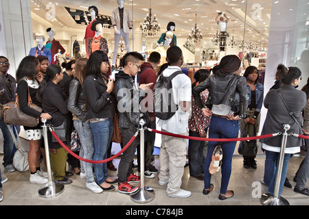 Shopper-Warteschlange, Forever 21 geben speichern im Einkaufszentrum Westfield Stratford City am Tag der Eröffnung Stockfoto