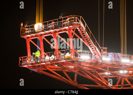 Zusatzlösungen Rotorblätter auf ein Aufbocken Lastkahn in Mostyn, für den Offshore-Windpark Walney. Stockfoto