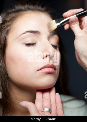 USA, Utah, Orem, junge Frau, die Make-up angewendet Stockfoto