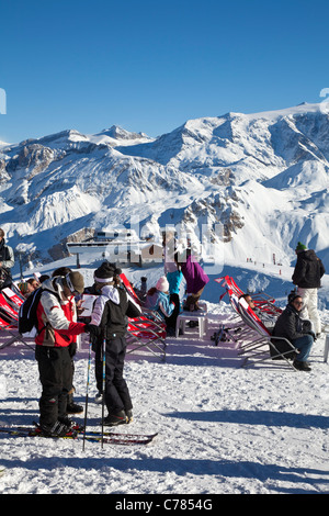 Skifahrer auf der Piste am oberen Rand der Saulire Gondel, Courchevel 1850, Frankreich. Stockfoto